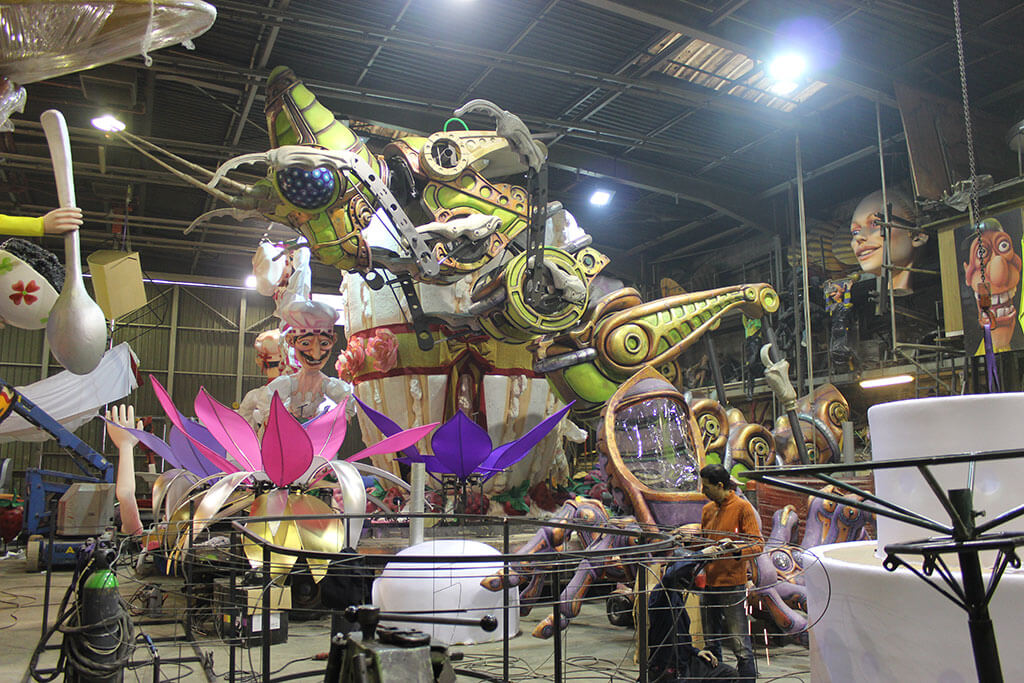 Große Halle mit Figuren aus Pappmaché