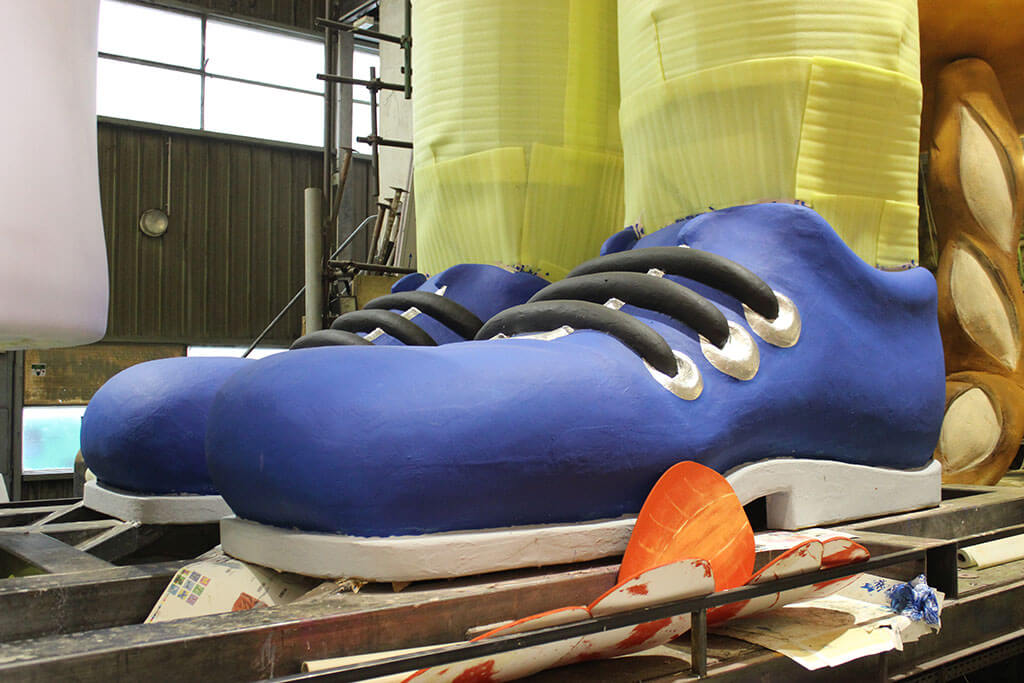 Riesige blaue Schuhe aus Pappmaché