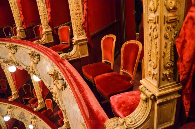 Rote Samtsessel in der Oper in Nizza