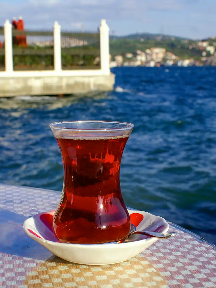Tuerkischer-Tee Ein Glas roter Tee vor Meer