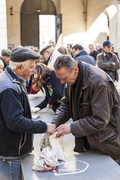 Großhändler beäugen kritisch die Ware auf dem Trüffelmarkt in Carpentras © OT Ventoux Provence