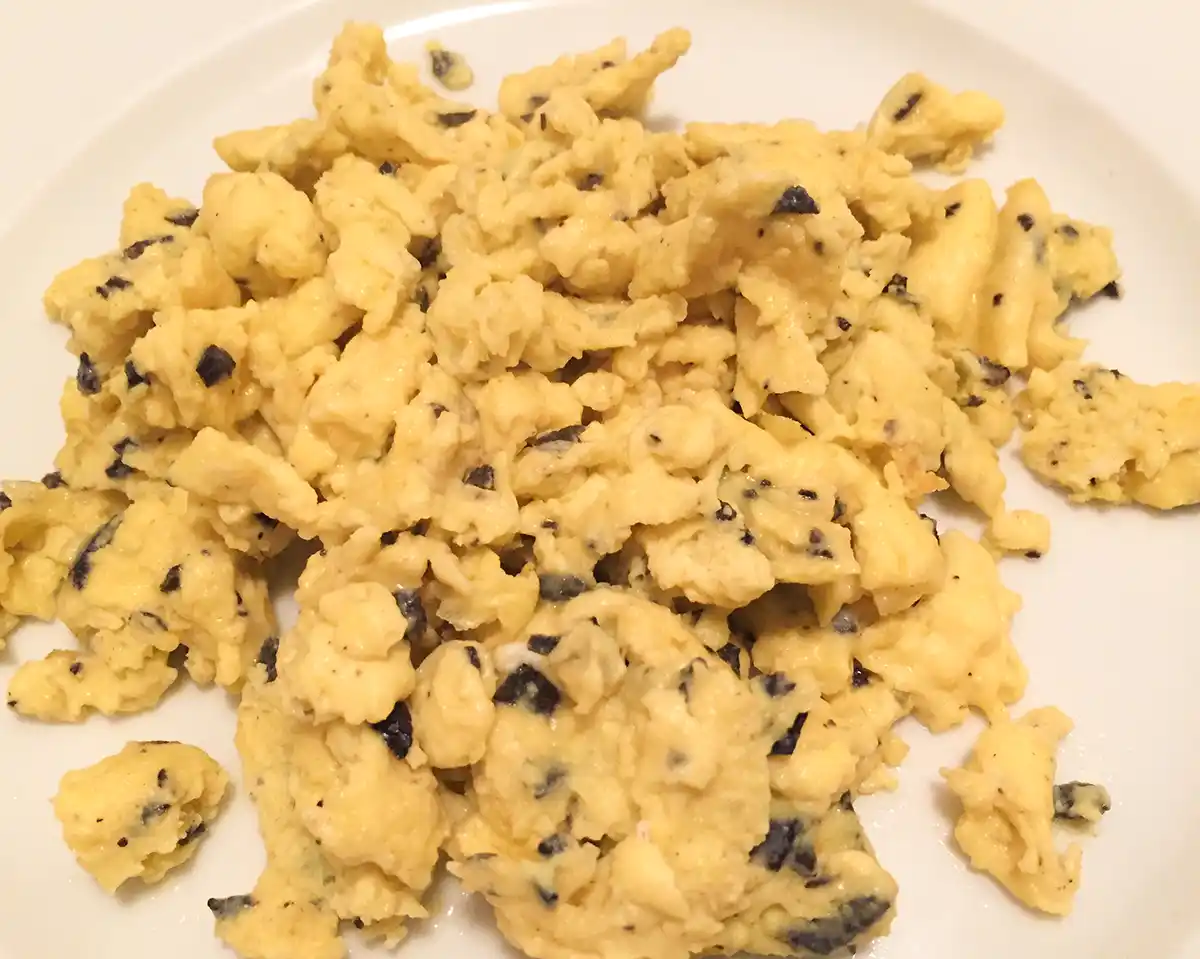 Trueffelrezept-Ruehrei Rühreier mit Trüffelstücken