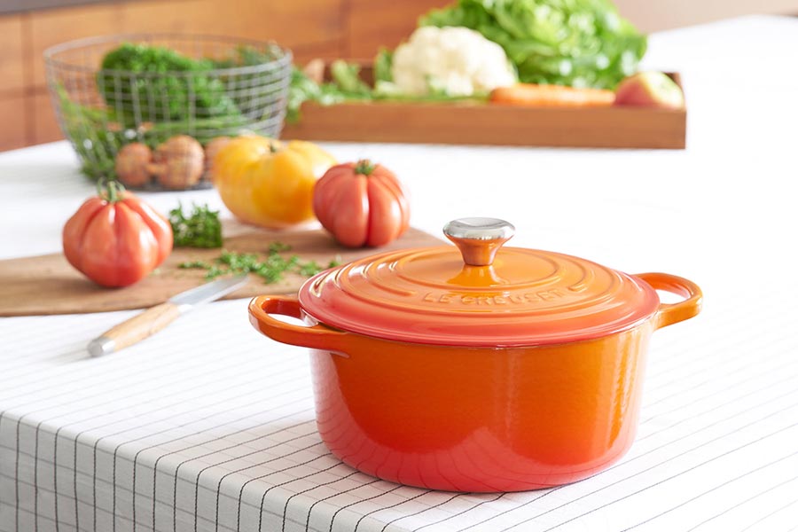 Le_Creuset_Braeter_rund_S_Ofenrot Der klassische Le Creuset-Bräter in der ursprünglichen Farbe Ofenrot © Le Creuset