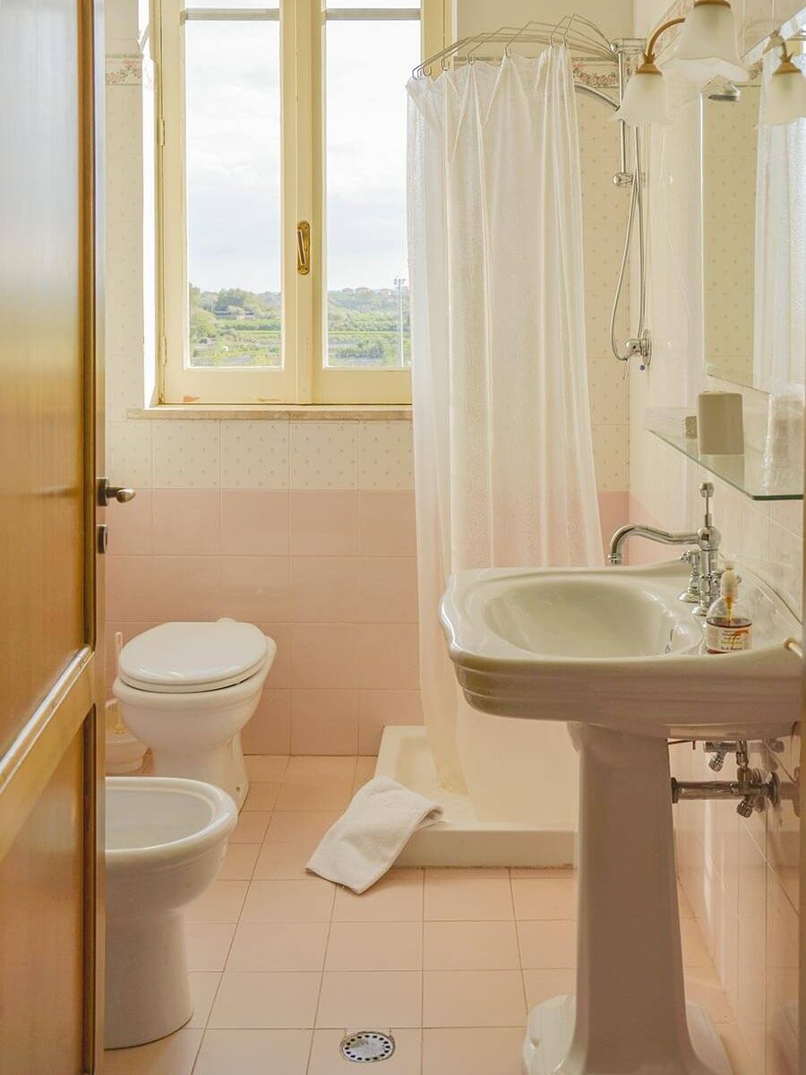 Mediterranes Badezimmer mit Bidet in einem alten sizilianischen Landhaus © Siegbert Mattheis