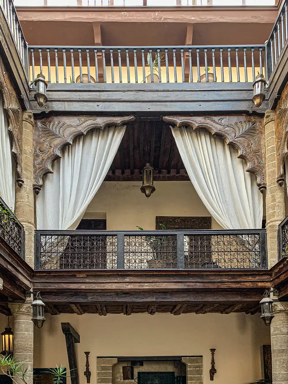 Kolonialstil-Essaouira Mit Steinsäulen umfasster Patio, mit Holzgeländer