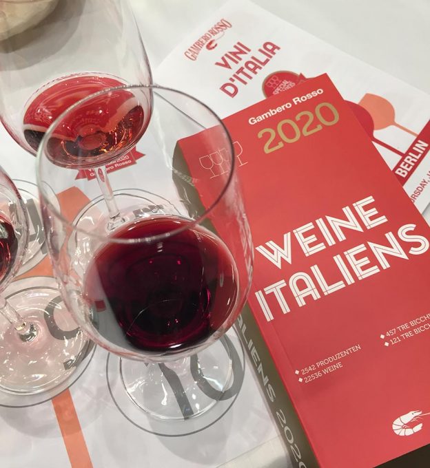 Weinführer Italien 2020 mit Rotwein in Gläsern, Gambero Rosso, Weine Italiens
