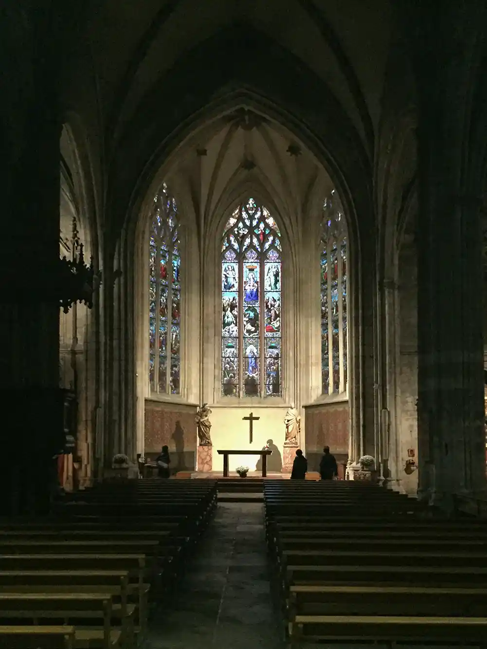Bordeaux-Sehenswuerdigkeit-Saint-Pierre-innen Dunkler Altarraum in einer gotischen Kirche