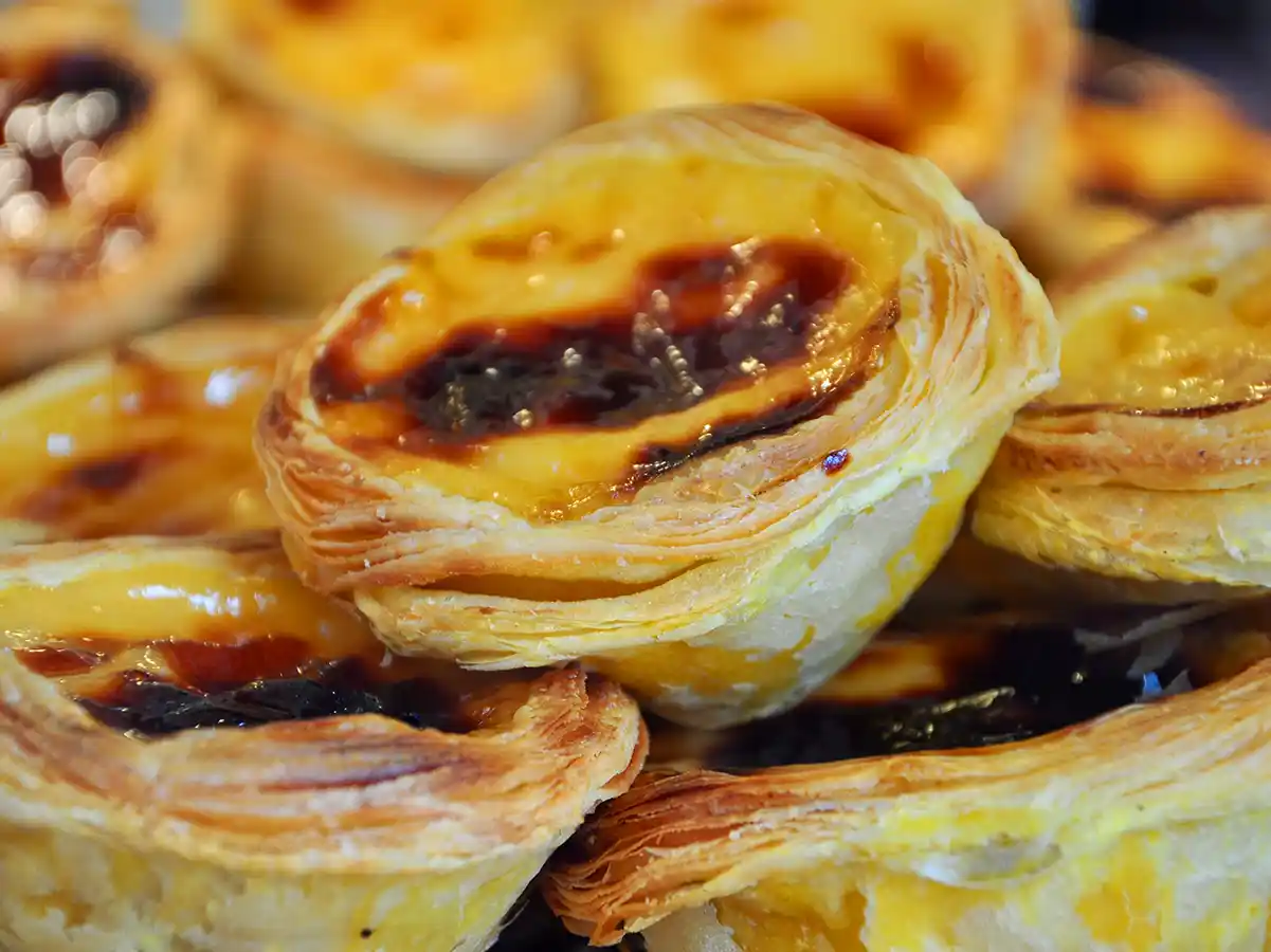 Pastéis de Nata, mit Creme gefüllte Blätterteigtörtchen