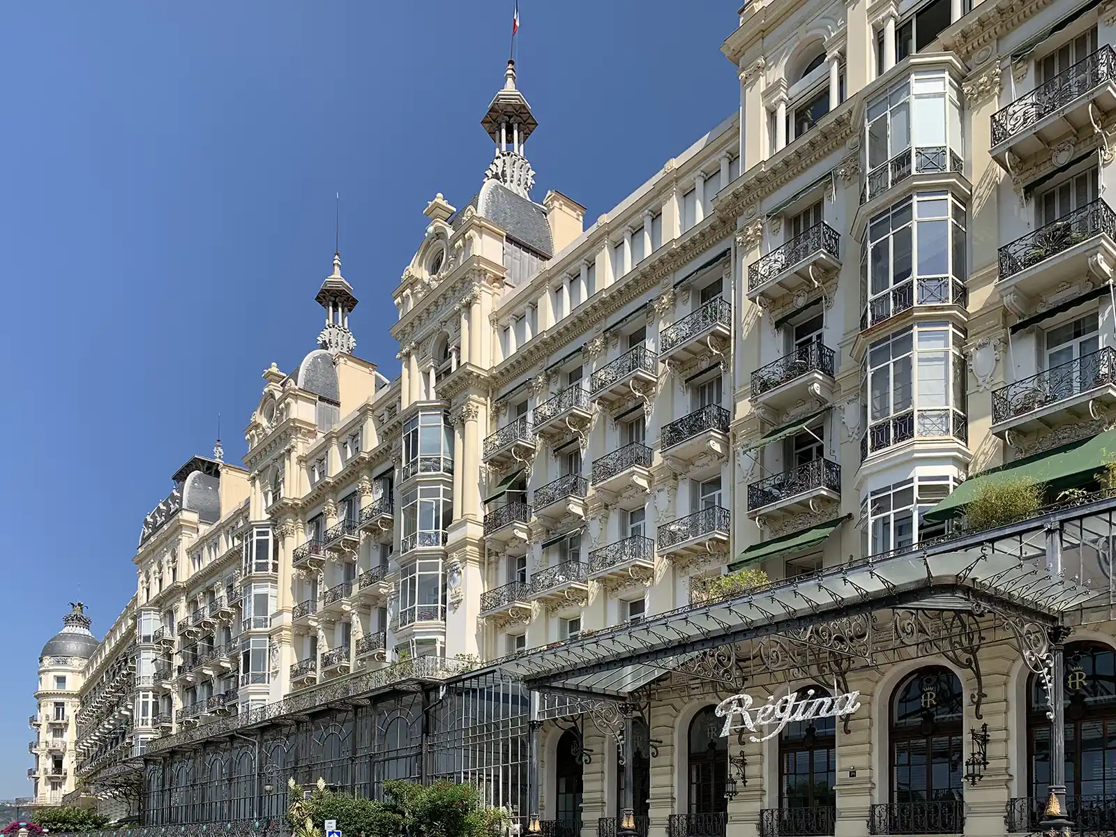 Hotel-Regina-Nizza Imposantes Hotelgebäude aus der Belle Époque mit Schriftzug "Régina"