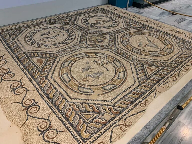 Mosaik, Geschichte und was ein Mosaik über den Bikini verrät ...