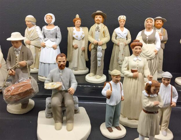 Eine Sammlung verschiedener kleiner, bemalter Santons-Figuren, in den Farben grau, braun und weiß