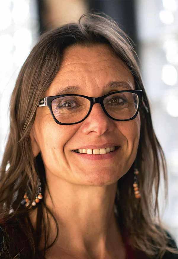 Nicole-Biarnes-h Lächelnde Frau mit braunen Haaren und Brille