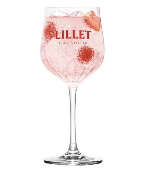Ein Glas Lillet mit Eiswürfeln und Himbeeren, serviert in einem Stielglas.