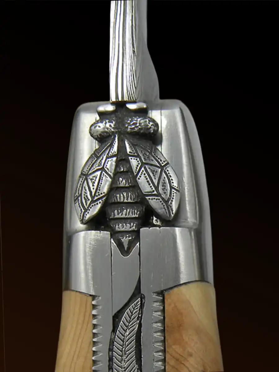 Laguiole-Messer-Biene Auf dem Griff des Klappmessers mit Holzgriff ist ein detailliertes Bienenmotiv aus Metall eingraviert.