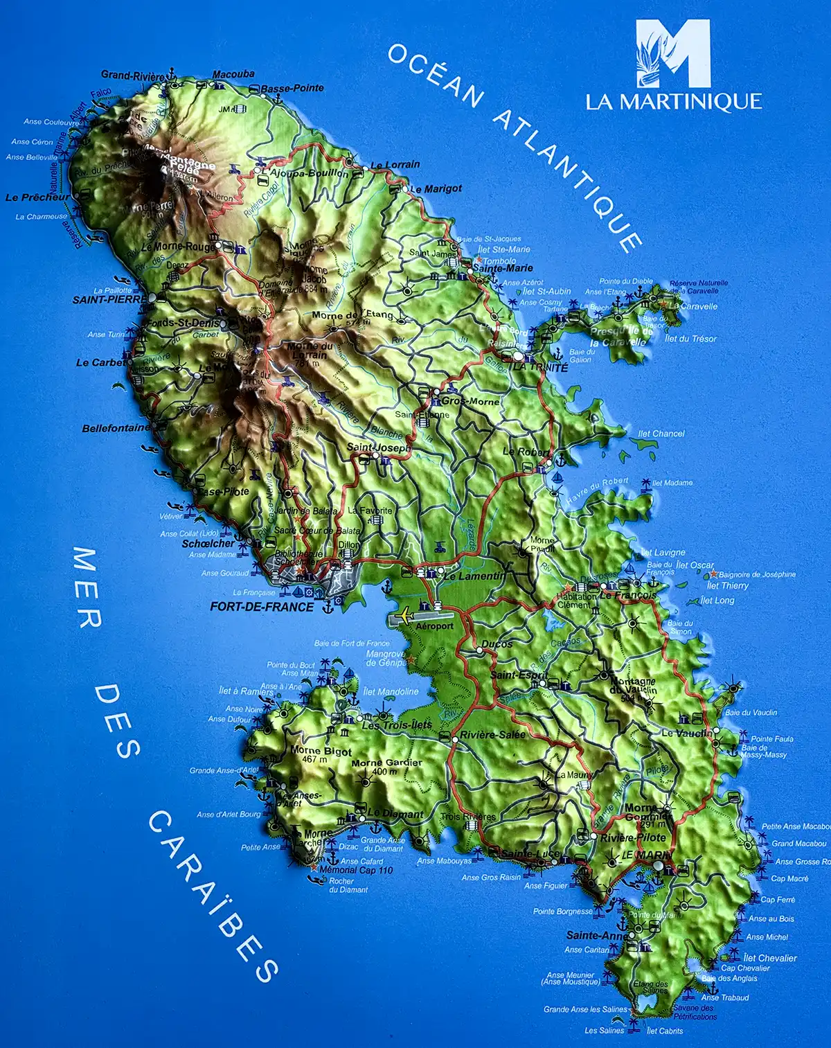Martinique-Karte-3D Topografische 3D-Karte der Insel Martinique mit eingezeichneten Städten, Straßen und dem umliegenden Atlantik- und Karibikmeer.