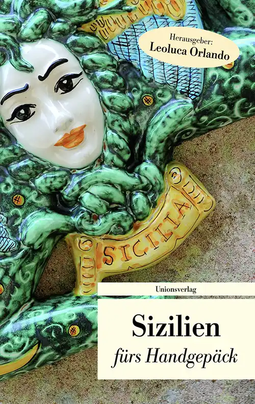 Sizilien-fuers-Handgepaeck Keramisches Gesicht mit grünen schlangenartigen Haaren, beschriftet mit Sicilia; Buchtitel: Sizilien fürs Handgepäck.