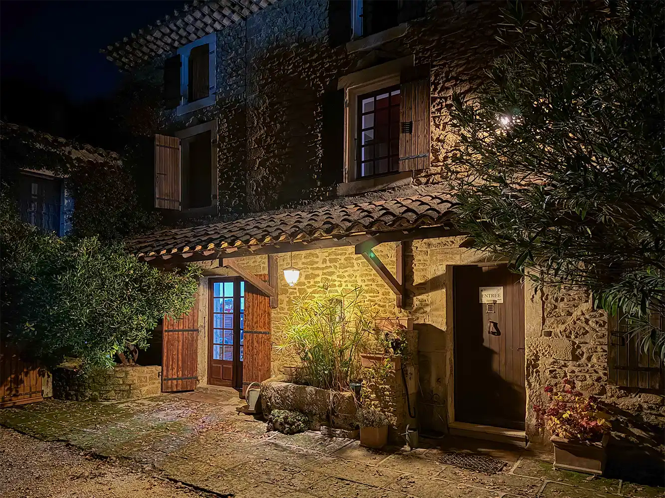 Ayme-Truffe-Anwesen Ein altes Gemäuer mit Laterne im Abendlicht zwischen Bäumen