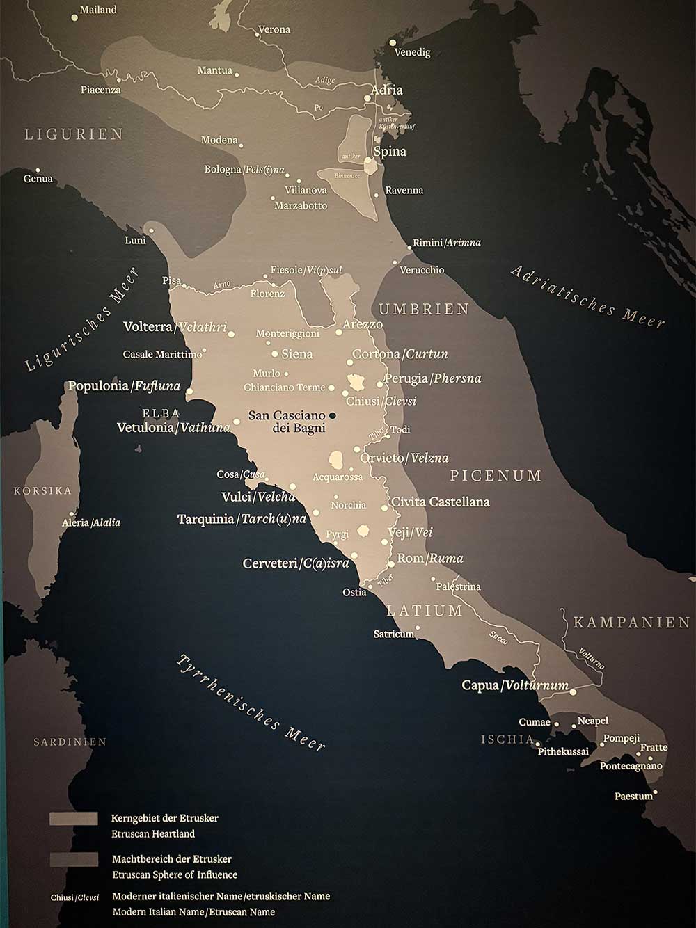 Karte des antiken Italiens mit etruskischen Städten und Regionen mit Beschriftungen in deutscher Sprache.