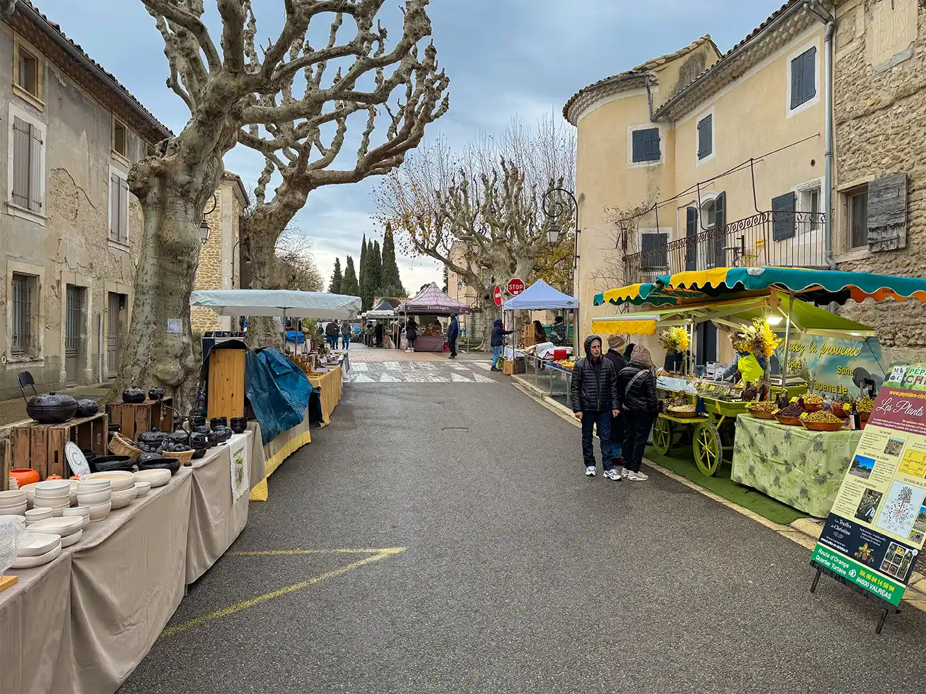 Trueffelmarkt-Richerenches-Aufbau Straßenmarkt unter freiem Himmel mit Ständen, Töpferwaren, Essensständen und Menschen an einem bewölkten Tag in einem europäischen Dorf.