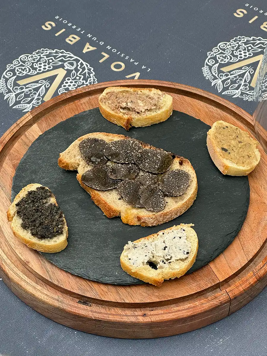 Trueffelmarkt-Richerenches-Brotscheiben Trüffelscheiben und Trüffelbutter auf Brotscheiben