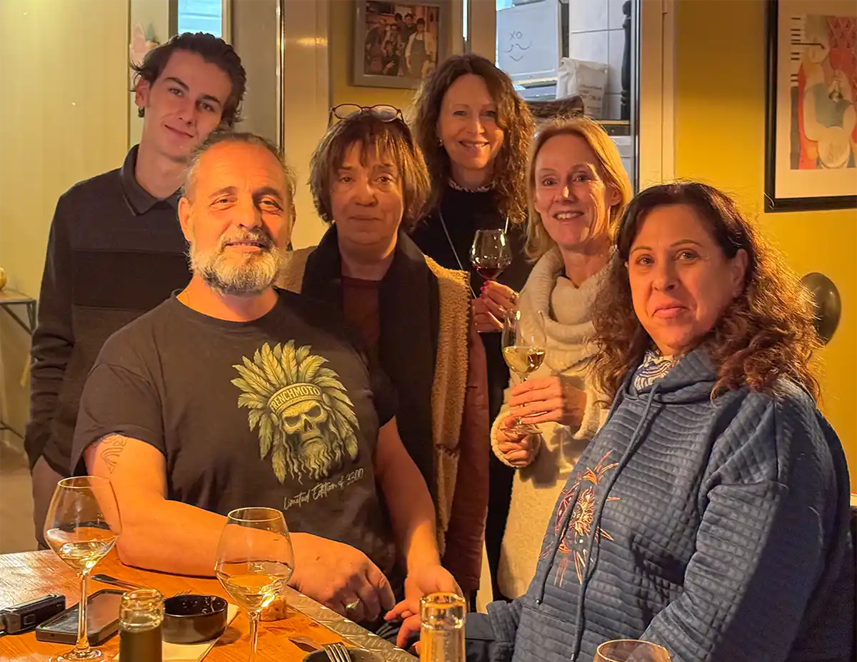 Trueffelmarkt-Richerenches-l-Escapade 6 Personen lächeln in die Kamera in einer Baratmospähre