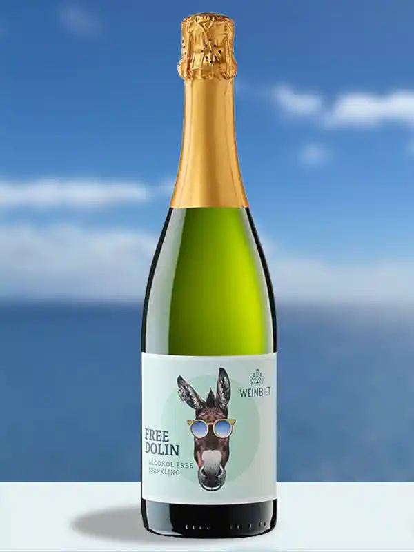 Eine Sektflasche mit einem Esel mit Sonnenbrille auf dem Etikett, vor einem blauen Himmel und Meer.