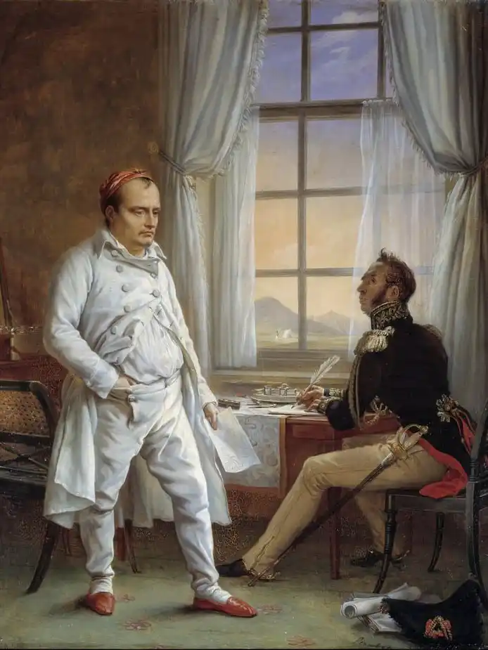 Napoleon in kreolischer Tracht steht neben einem sitzenden Offizier, der an einem Schreibtisch schreibt, mit Blick auf ein Panoramafenster.