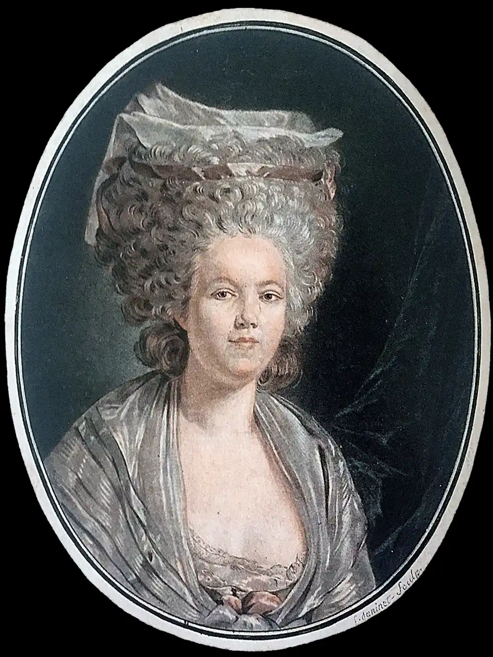 Porträt einer Frau in der Kleidung des 18. Jahrhunderts mit aufwändiger grauer Frisur und weißem Kopfschmuck.