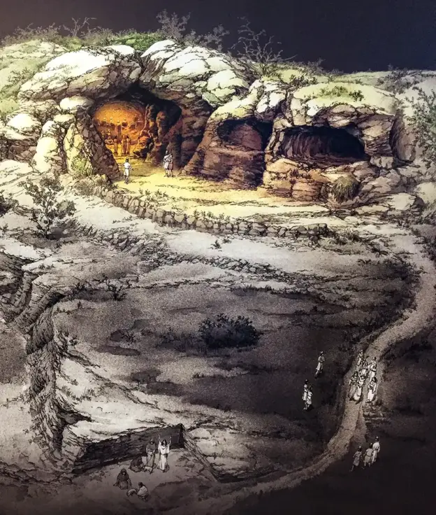 Eine Gruppe von Menschen nähert sich beleuchteten Höhlen, die in einen felsigen Abhang gehauen sind und zu deren Eingang Wege führen.