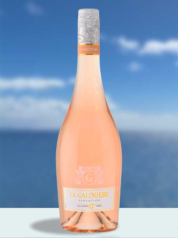 Eine Flasche La Galiniere Roséwein steht vor einem verschwommenen Hintergrund aus blauem Himmel und Meer.