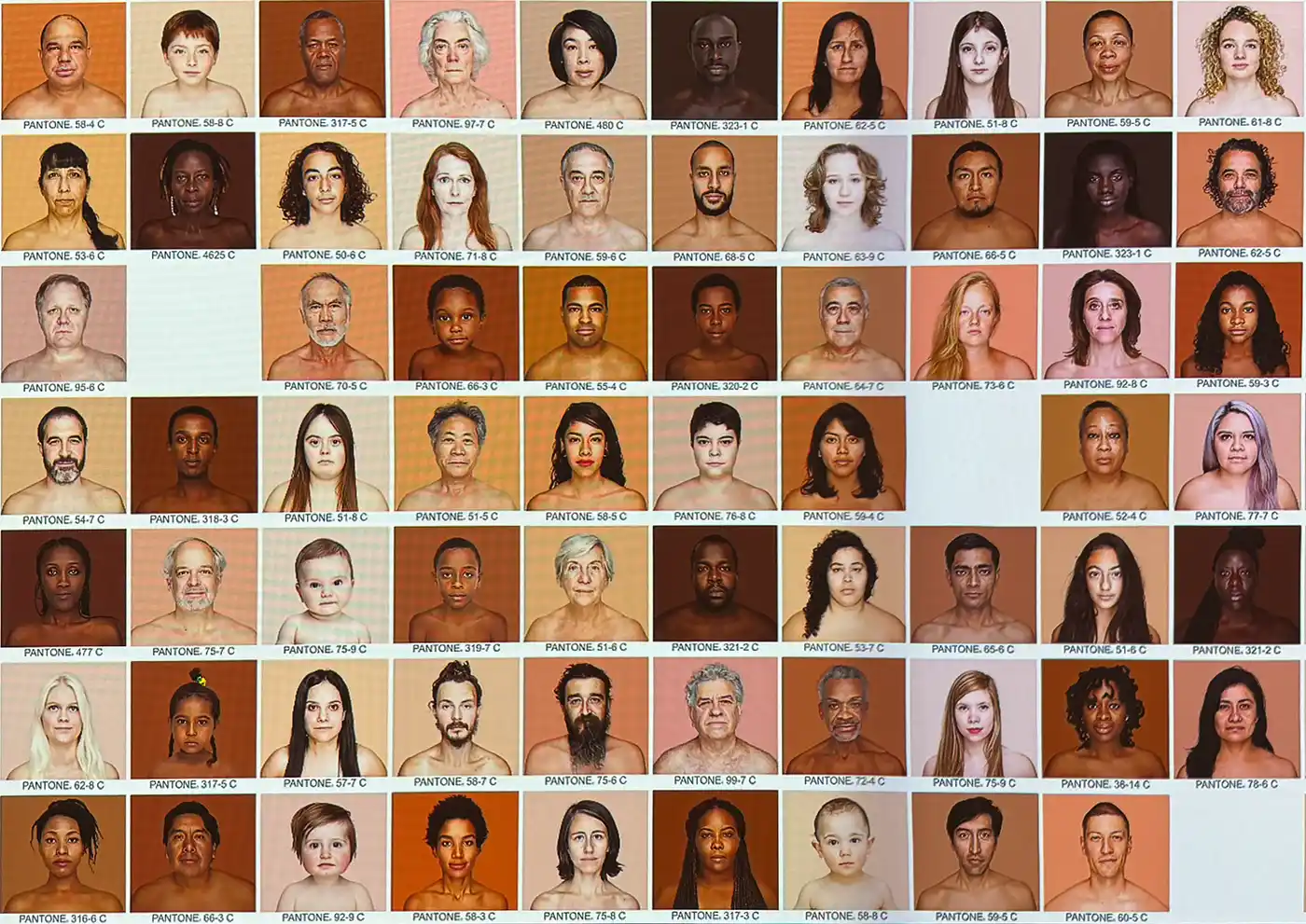 Angelica-Dass-Humanae-Projekt Ein Raster aus verschiedenen Gesichtern, die jeweils einem anderen Pantone-Hautton zugeordnet sind, mit Beschriftungen darunter.