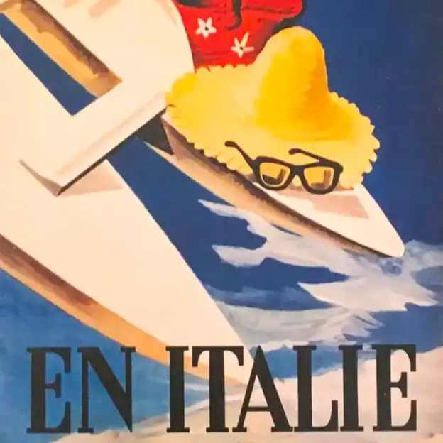 Ein gelber Hut mit Sonnenbrille auf einem Boot, darüber der Text "EN ITALIE" auf einem Reiseplakat im Vintage-Stil.