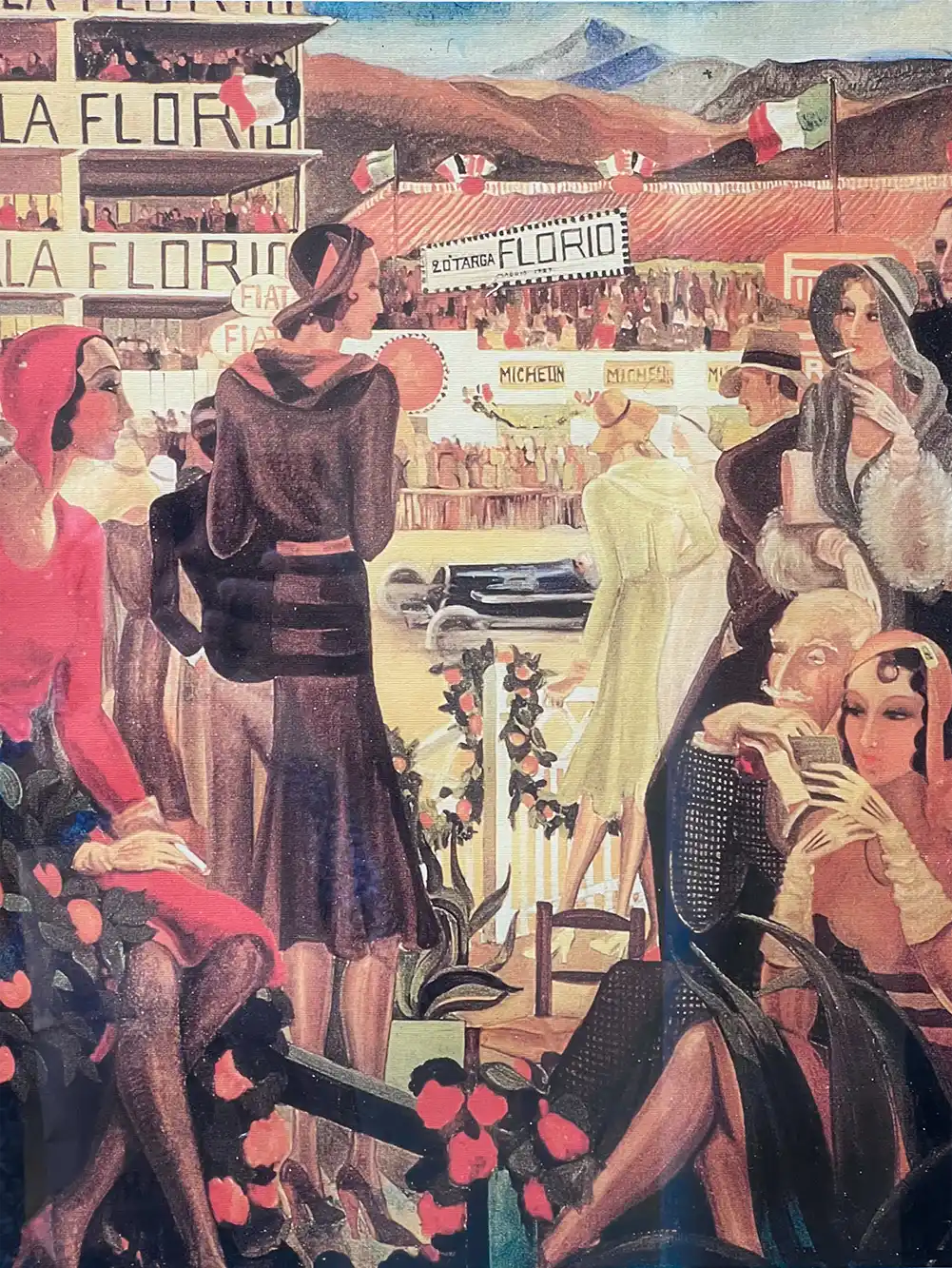 Menschen in eleganter Kleidung der 1920er Jahre beobachten von der Tribüne aus ein Autorennen, während im Hintergrund Fahnen und Menschenmassen zu sehen sind.