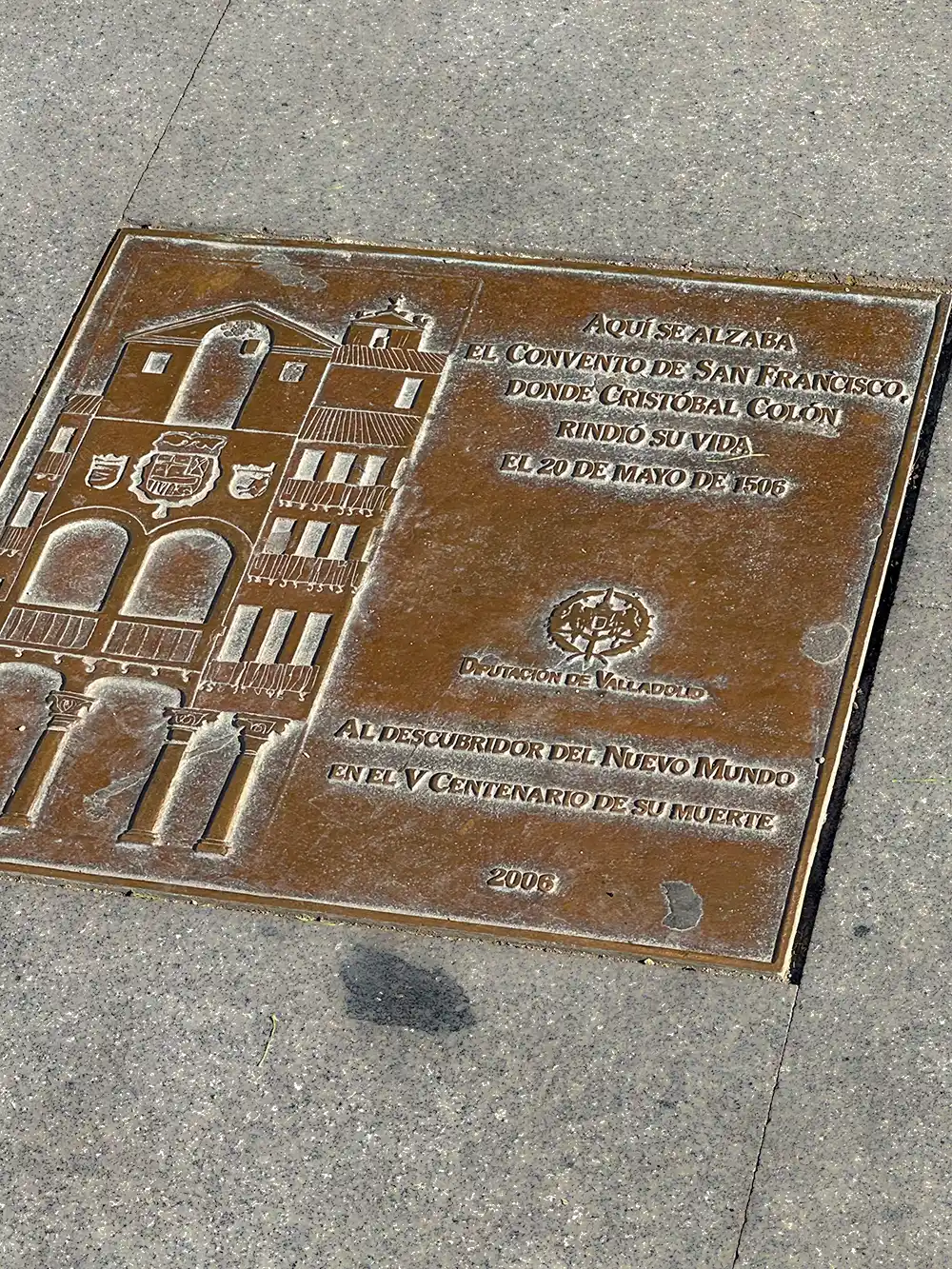 Valladolid-Christoph-Kolumbus-Plakette Bronzeplakette in spanischer Sprache zu Ehren von Christoph Kolumbus in Valladolid anlässlich seines 500. Todestages.