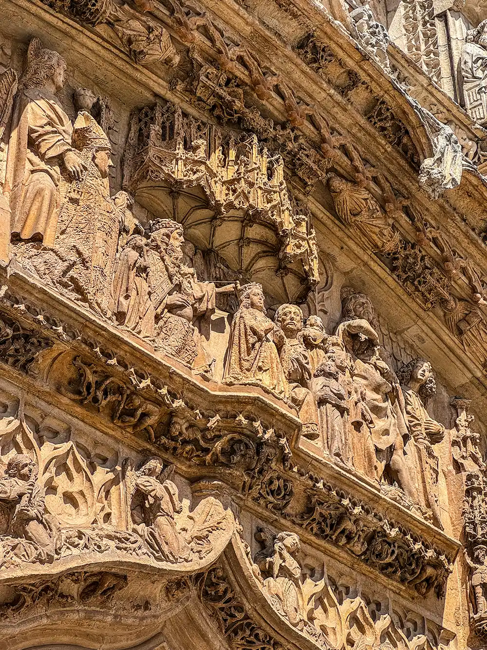 Valladolid-Kirche-San-Pablo-Simon-von-Koeln Detaillierte Steinmetzarbeiten mit religiösen Figuren und aufwendigen Mustern an der Fassade eines historischen Gebäudes.