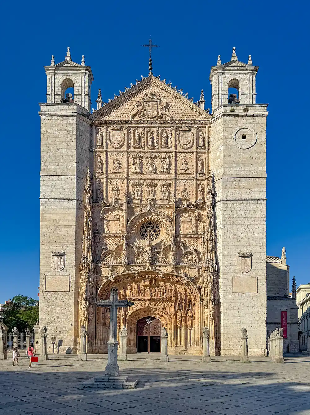 Valladolid-Kirche-San-Pablo Fassade der kunstvoll gestalteten gotischen San-Pablo-Kirche in Valladolid, Spanien, mit zwei Türmen und aufwendigen Steinmetzarbeiten.