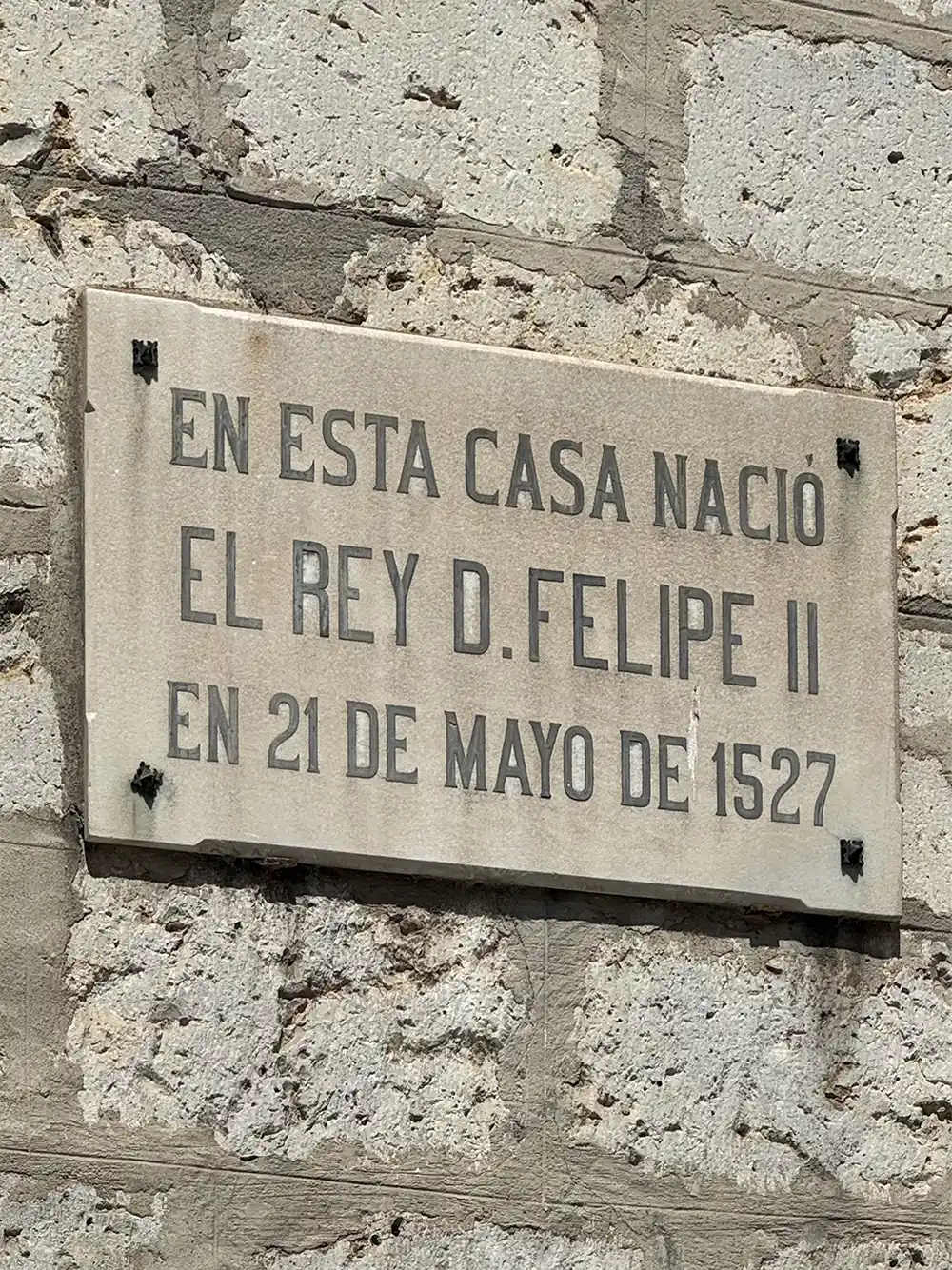 Valladolid-Palacio-Pimentel-Philipp Auf einer Steintafel steht: In diesem Haus wurde König D. Felipe II. am 21. Mai 1527 geboren.
