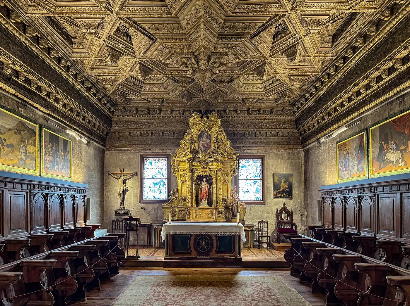 Cuenca-Kathedrale-Seitenraum Prunkvolles Kapelleninterieur mit einem goldenen Altar, Holzbänken und einer aufwendig geschnitzten Decke.
