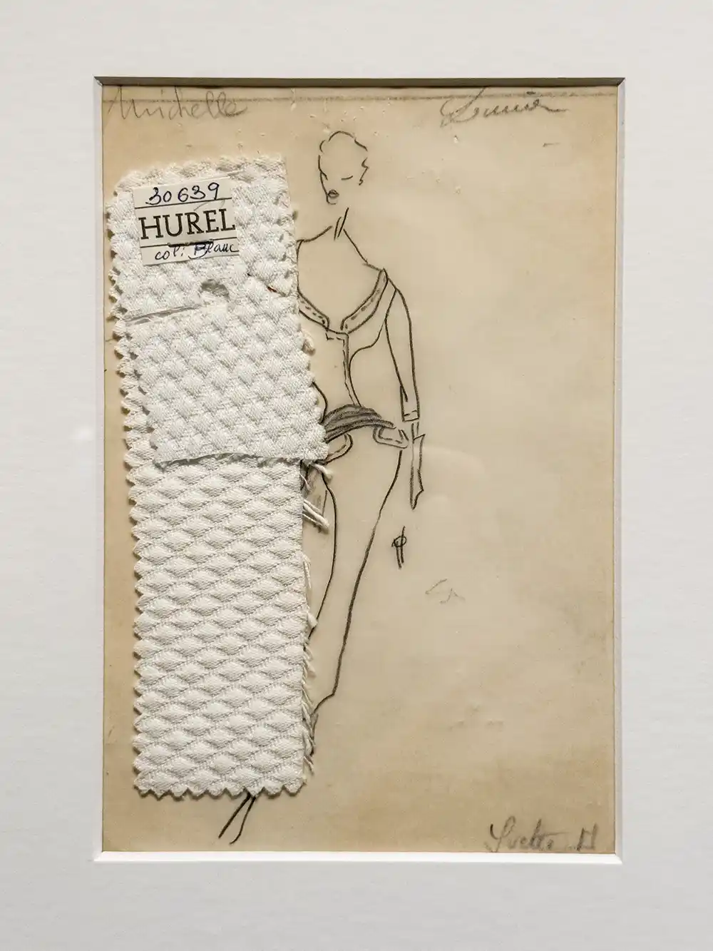 Getaria-Balenciaga-Museum-Stoff-model Modeskizze mit handschriftlichen Notizen und einem weißen, strukturierten Stoffmuster mit der Aufschrift „Hurel“, das an der Seite befestigt ist.