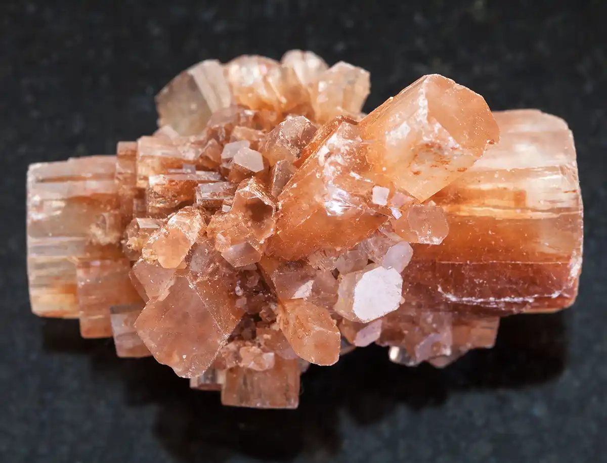 Aragonit Ein Cluster aus orangefarbenen Aragonitkristallen.