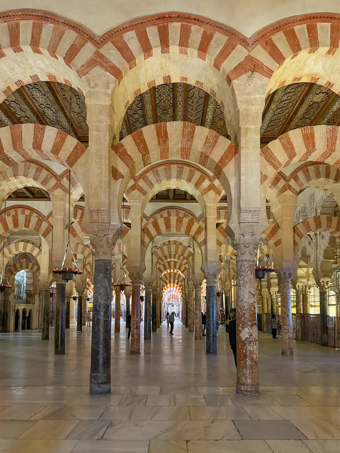 Cordoba-Mezquita-Saeulen-Boegen Reihen rot-weiß gestreifter Bögen, die von Säulen im Inneren der Moschee-Kathedrale von Córdoba getragen werden.