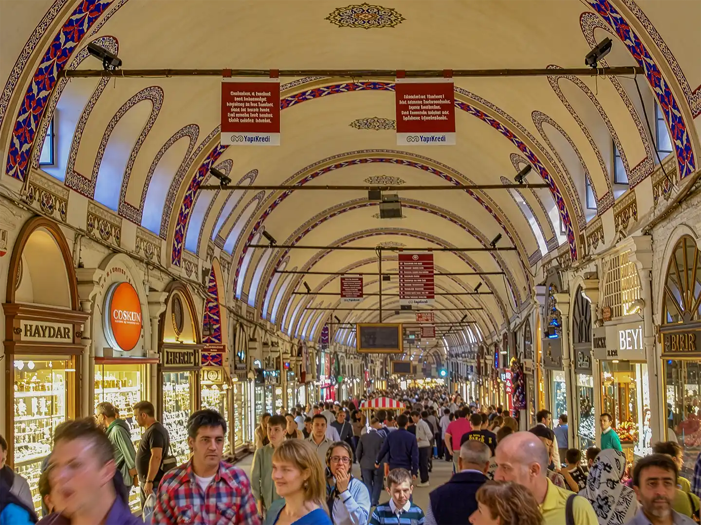 Istanbul-Basar Das überfüllte Innere des Großen Basars in Istanbul mit Gewölbedecken und Ladenfronten.