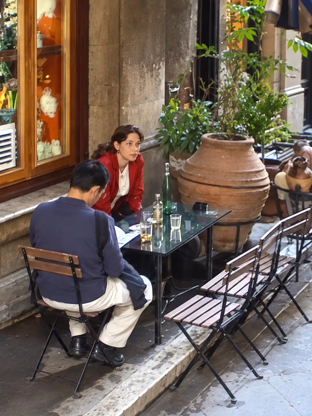 Istanbul-Beyoglu-Restaurant Ein Mann und eine Frau sitzen an einem Tisch im Straßencafé.