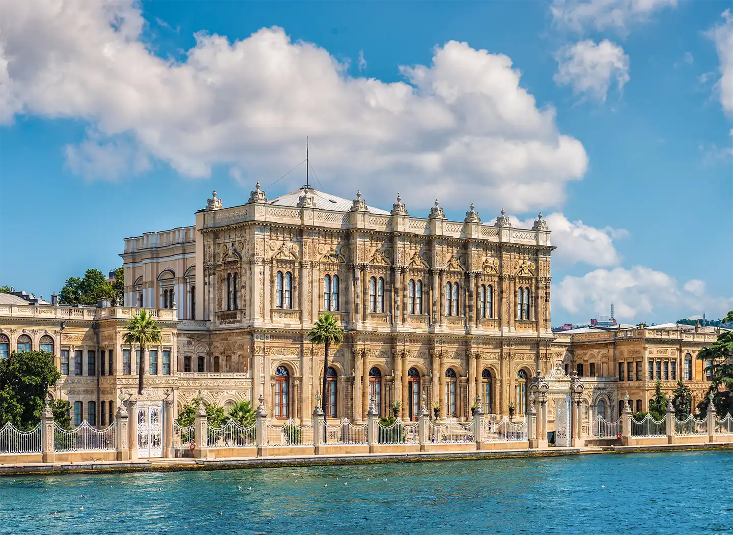 Istanbul-Dolmabahce-Palast Der Çırağan-Palast am Ufer des Bosporus in Istanbul.