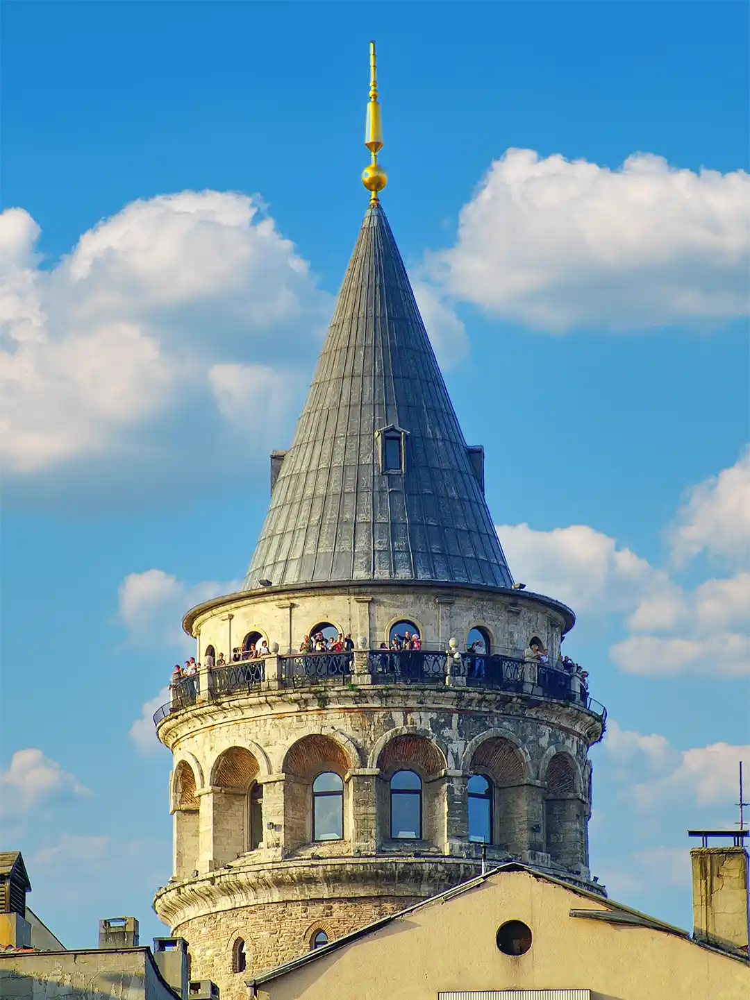Istanbul-Galata-Turm-Aussichtsplattform Menschen auf der Aussichtsplattform des Galata-Turms vor blauem Himmel.