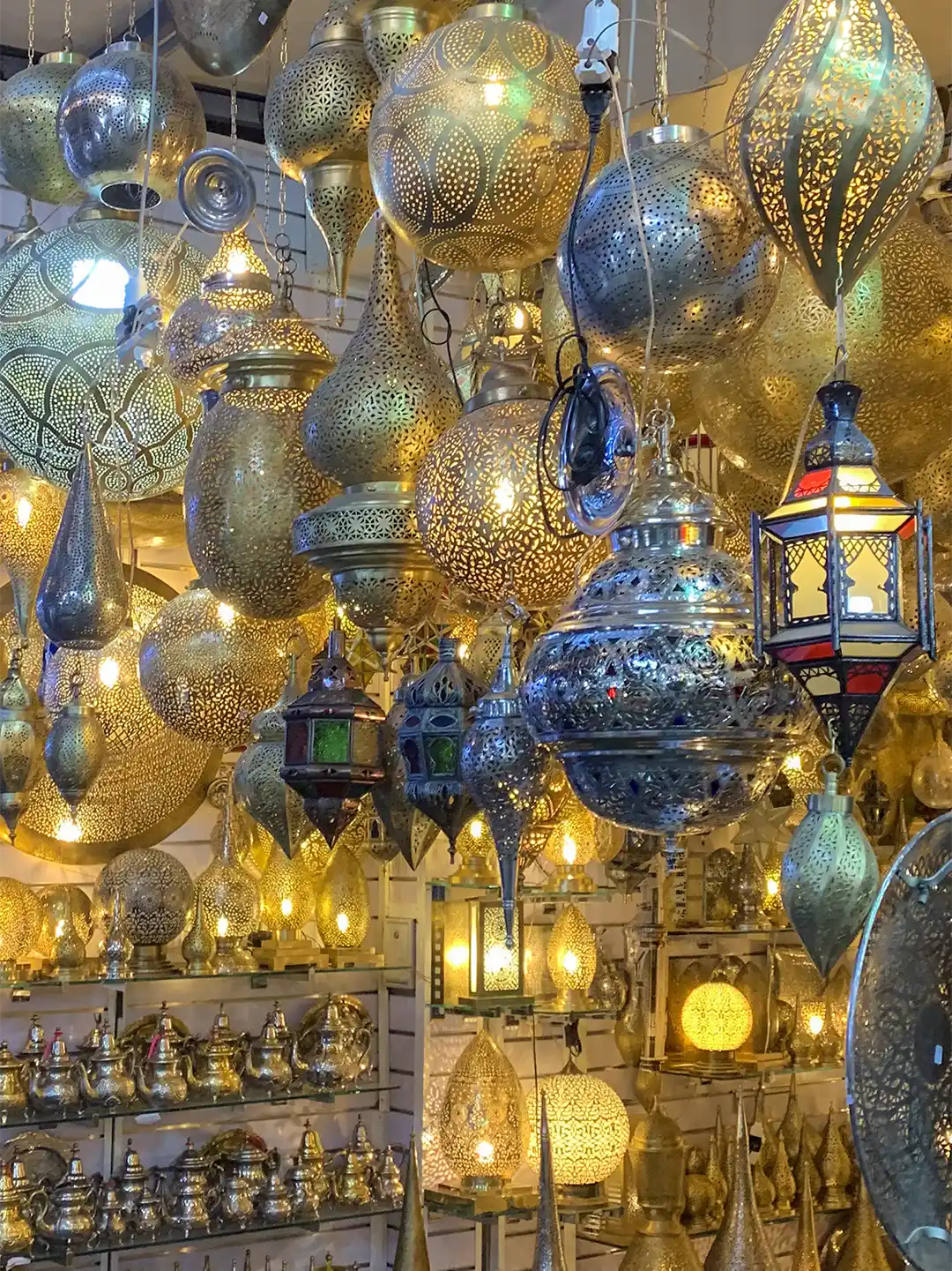 Istanbul-Grosser-Basar-Lampen Eine Kollektion kunstvoll gestalteter, durchbrochener Metalllaternen in verschiedenen Formen und Größen.