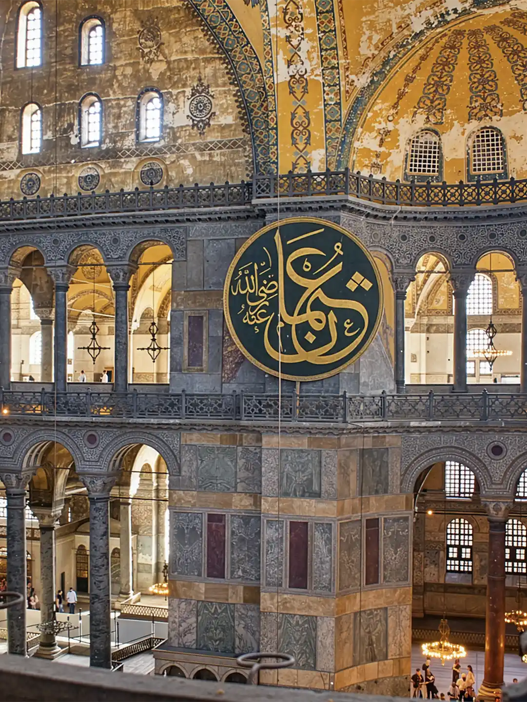 Istanbul-Hagia-Sophia-Museum-Galerie-2 Das Innere der Hagia Sophia mit einer großen runden Plakette mit goldener arabischer Kalligraphie.
