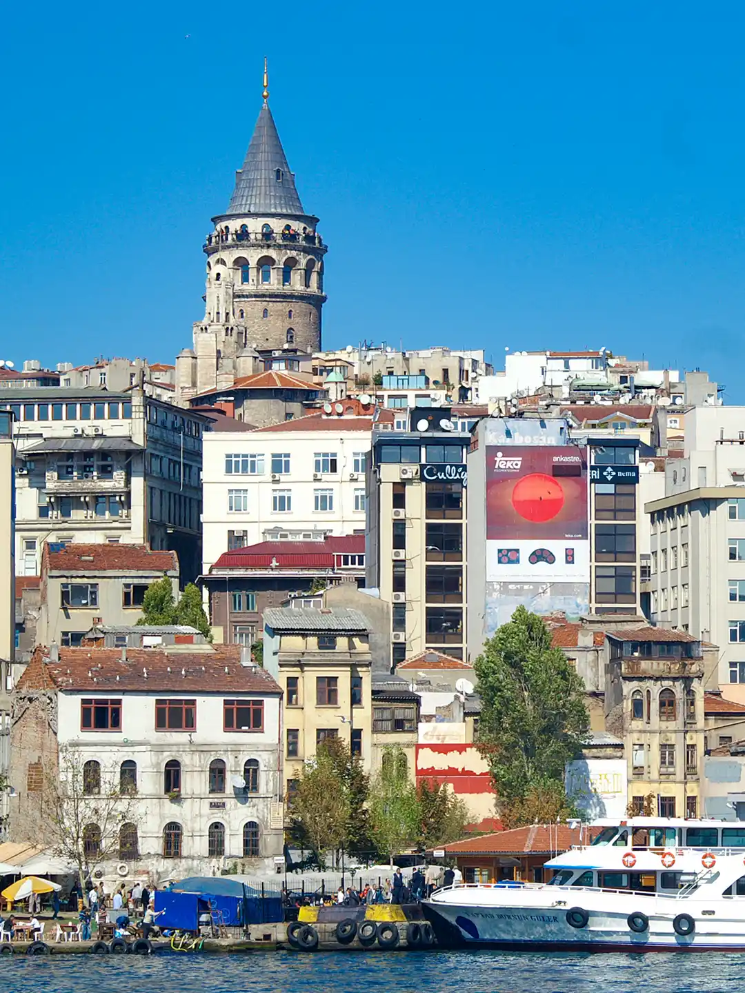 Istanbul-Sehenswuerdigkeiten-Galata-Turm Der Galata-Turm ragt über die Skyline und die Gebäude Istanbuls hinaus.