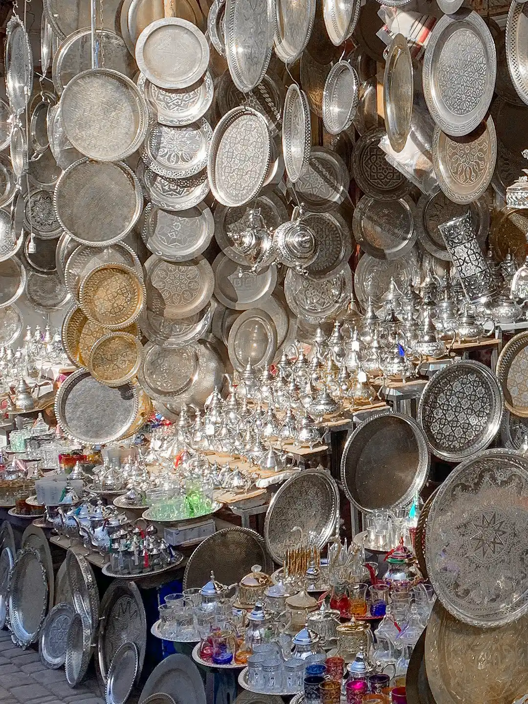 Istanbul-Silberwaren-Basar Ein Marktstand voller Silberteller und traditioneller Teegeschirr aus Metall.