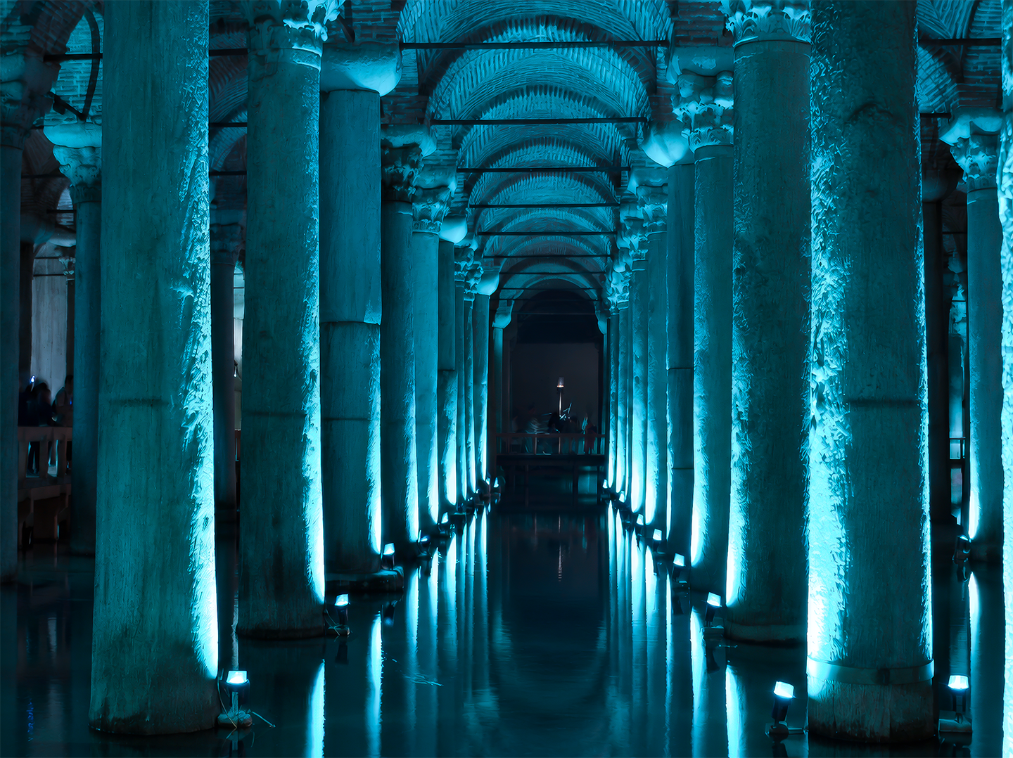 Istanbul-Zisterne-Lichtshow Reihen von Steinsäulen, die in einer unterirdischen Zisterne von blauem Licht beleuchtet werden.
